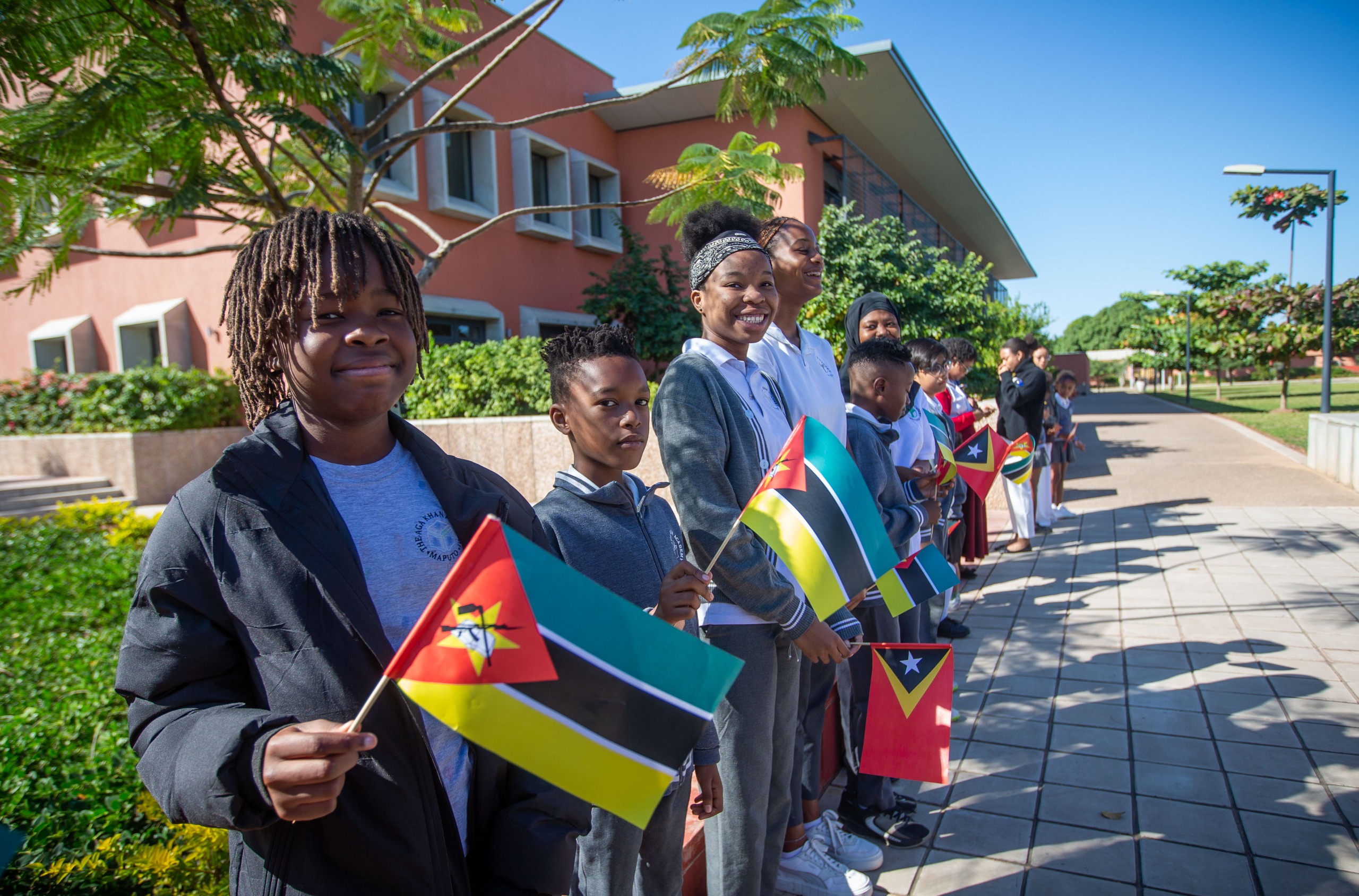 Students waved flags of Mozambique and the Democratic East of Timor.