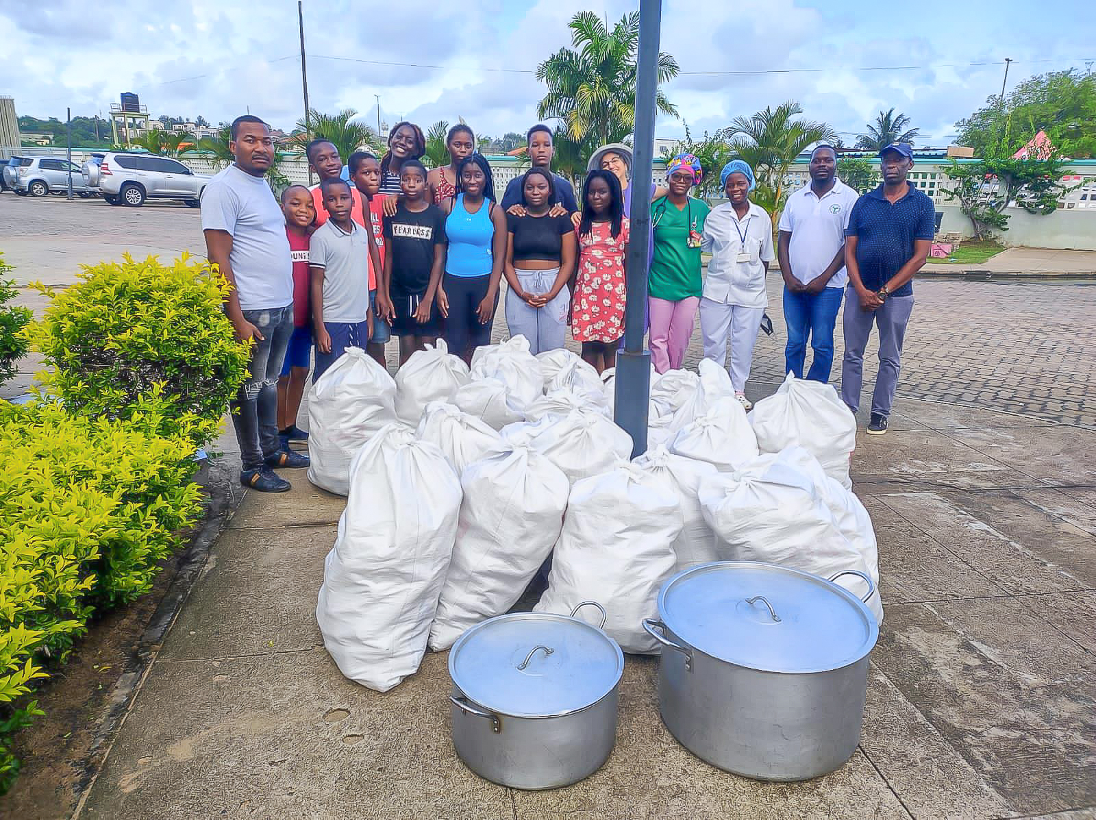 The Academy community delivered fresh food to the Matola Provincial Hospital for its patients as the hospital was overwhelmed from the floods